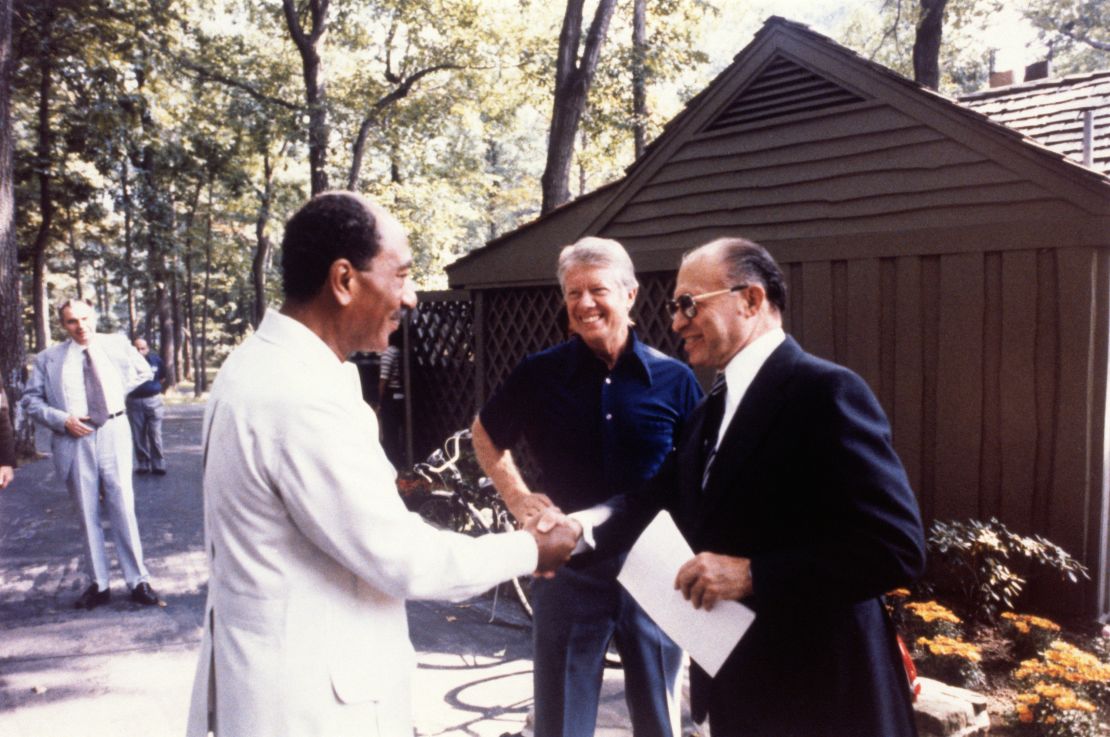 De Israëlische premier Menachem Begin (R) schudt de hand van de Egyptische president Anwar Sadat (L) bij aanvang van de tweede trilaterale ontmoeting met de Amerikaanse president Jimmy Carter. De gesprekken leidden tot de Camp David-akkoorden, ondertekend op 17 september 1978.