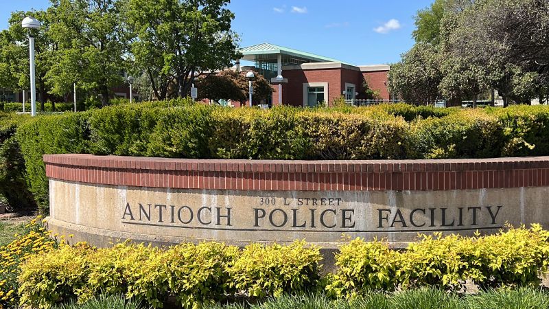 Трима полицаи от Антиохия, Калифорния, бяха обвинени в нарушаване на