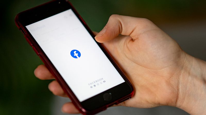 NextImg:Publishers see dramatic drop in Facebook referral traffic as the social platform signals exit from news business | CNN Business