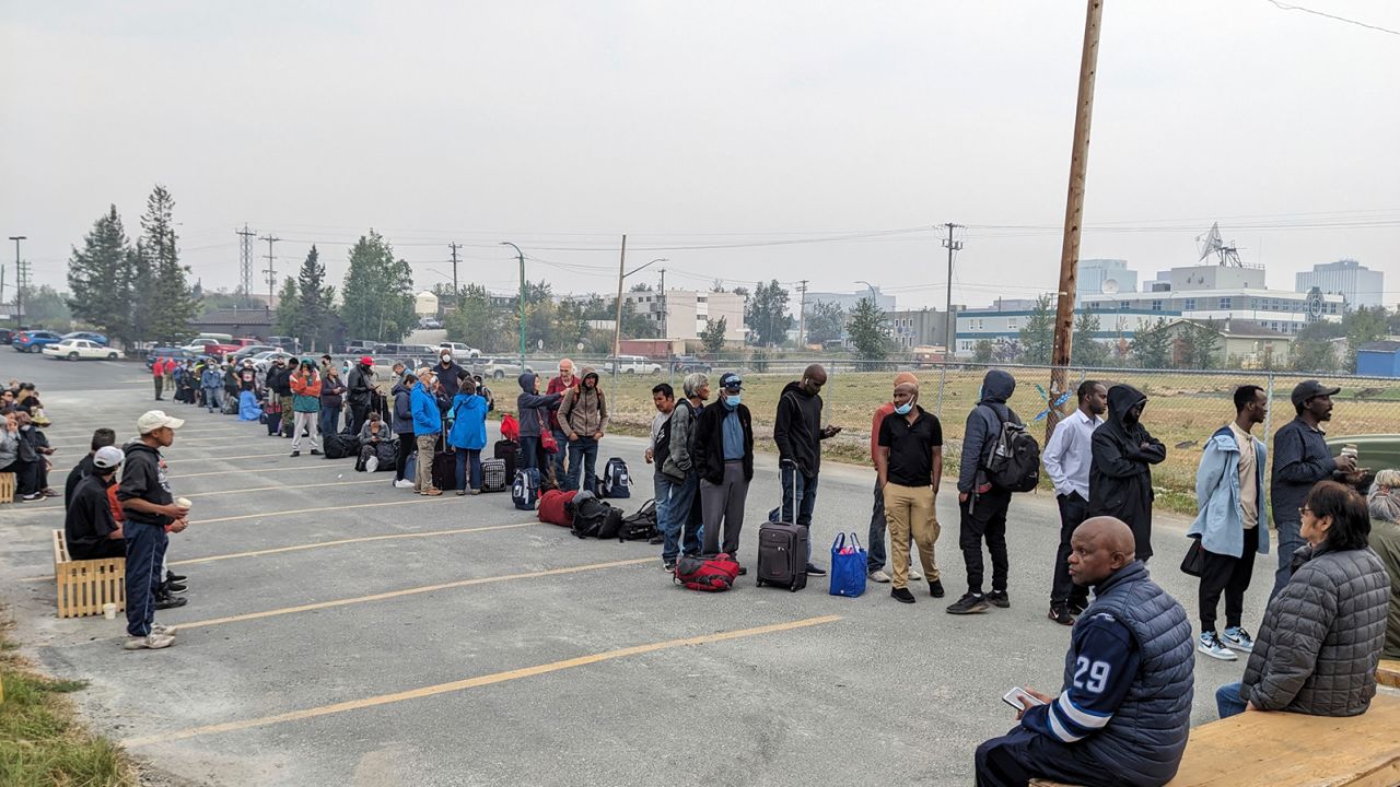 Ludzie ustawiają się w kolejce w Yellowknife, aby odprawić się na lot odlatujący 17 sierpnia. 