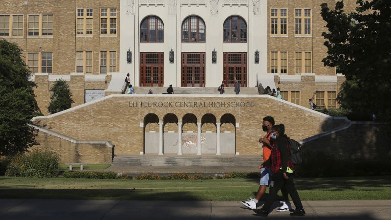 Училищата в Литъл Рок ще позволят на афроамерикански клас да се брои за завършване, в прекъсване на държавните служители на Арканзас