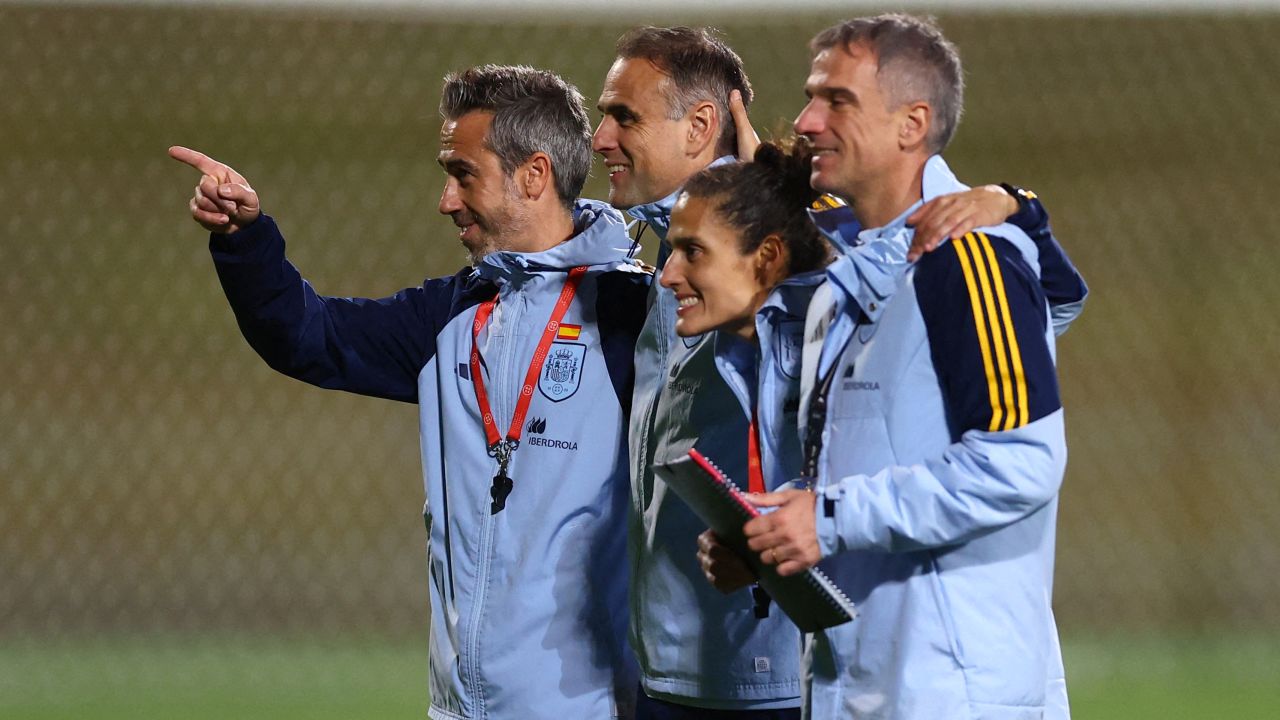 George Wilda avec ses entraîneurs lors de la séance d'entraînement de la Coupe du monde féminine.