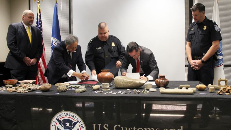 NextImg:Hundreds of Mexican cultural artifacts were detained and returned to Mexico by US CBP | CNN