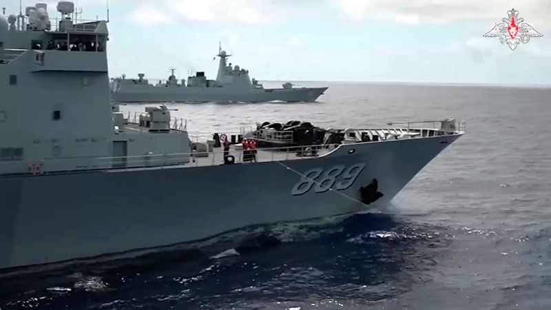 Руски и китайски военни кораби плават близо до японските острови в навечерието на тристранната среща на върха на Байдън