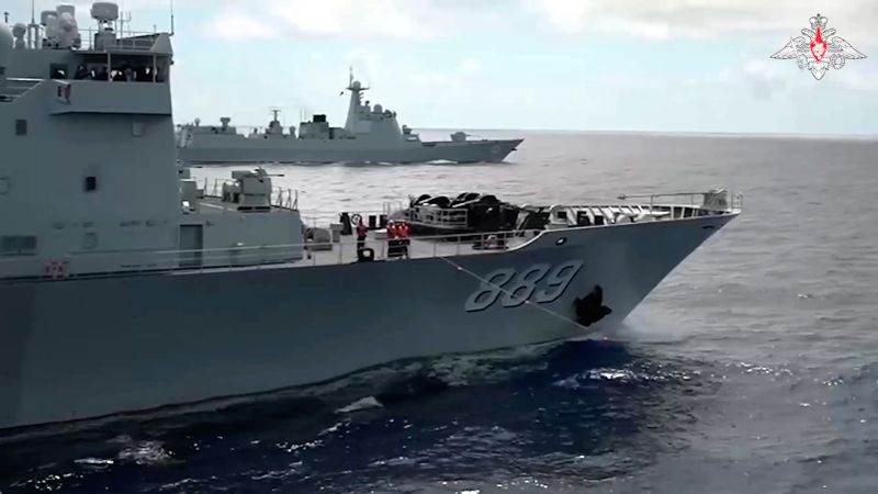 Rusijos ir Kinijos karo laivai plaukia netoli Japonijos salų, likus dienai iki Bideno viršūnių susitikimo