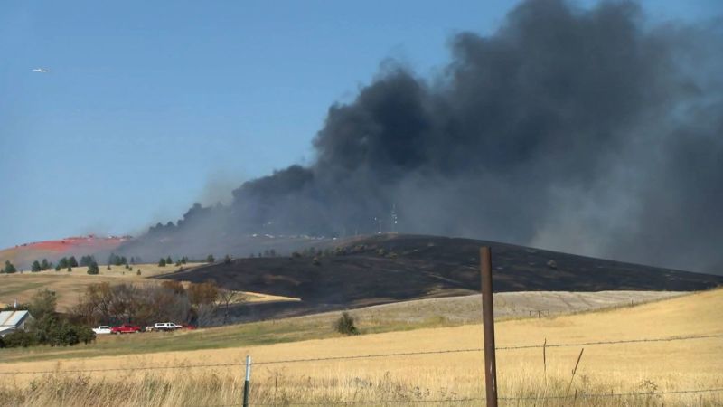 Разрастващ се горски пожар в източния щат Вашингтон накара две
