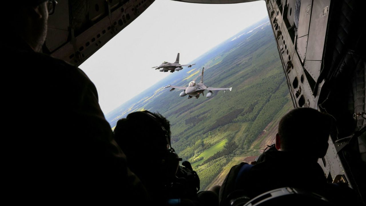 Caças militares F-16 da Força Aérea Portuguesa participam da missão de Policiamento Aéreo Báltico da OTAN no espaço aéreo da Lituânia perto de Sialiai em 23 de maio.