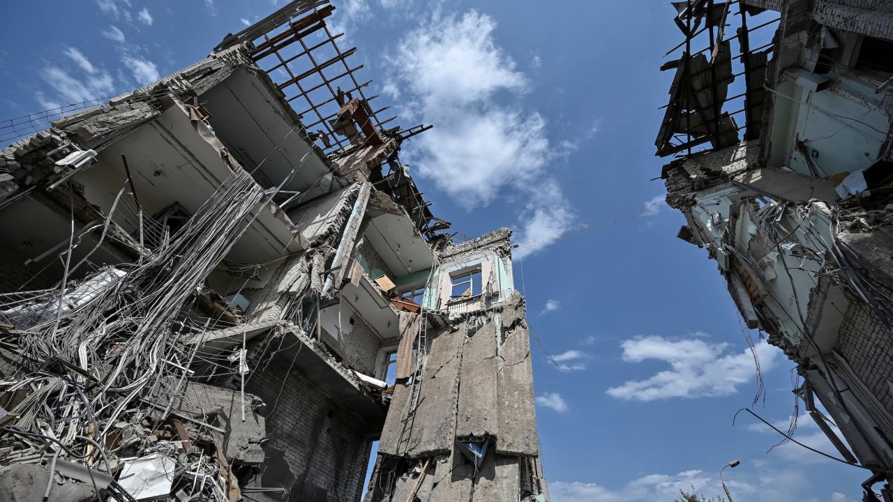 Жилищни сгради, разрушени от руски обстрел в Орихов в Запорожие, в Югоизточна Украйна, на 10 август.