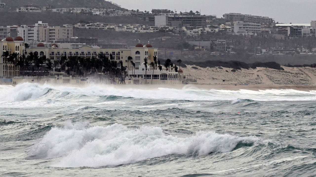 Bãi biển Medano ở Cabo San Lucas của Mexico khi cơn bão Hilary tiến gần bờ biển vào ngày 18 tháng 8 năm 2023.