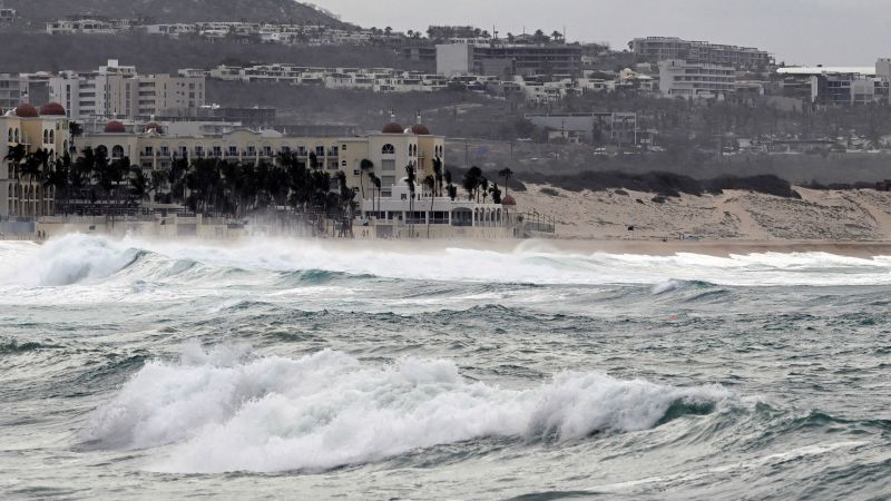 Ураганът Хилари предизвиква историческо предупреждение за тропическа буря за Калифорния, докато югозападът се подготвя за опасен дъжд, наводнения
