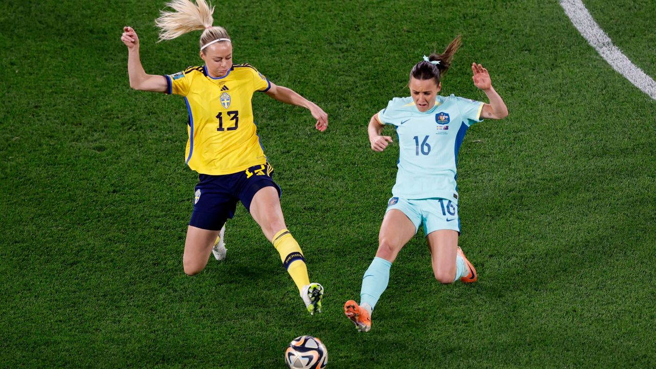 Amanda Ellstedt dari Swedia bertarung memperebutkan bola dengan Heile Raso dari Australia.