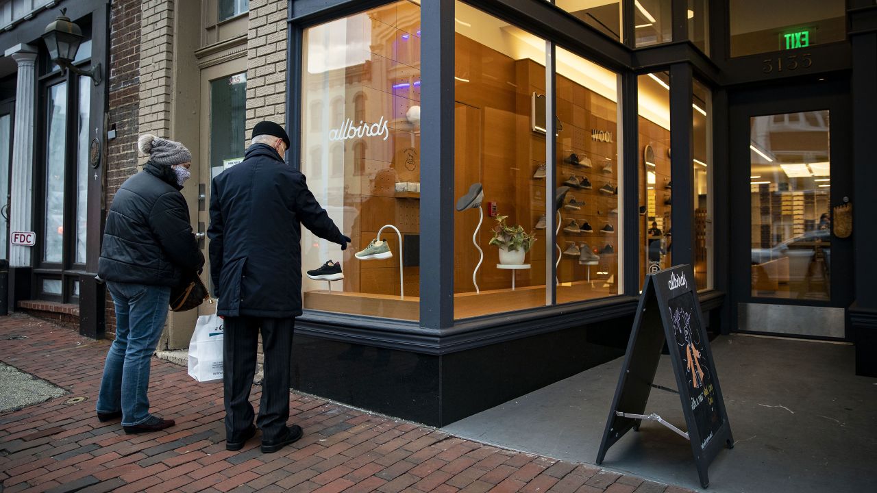 Los peatones miran las zapatillas exhibidas en una tienda Allbirds en el vecindario de Georgetown en Washington, DC, EE. UU., el martes 16 de febrero de 2021.