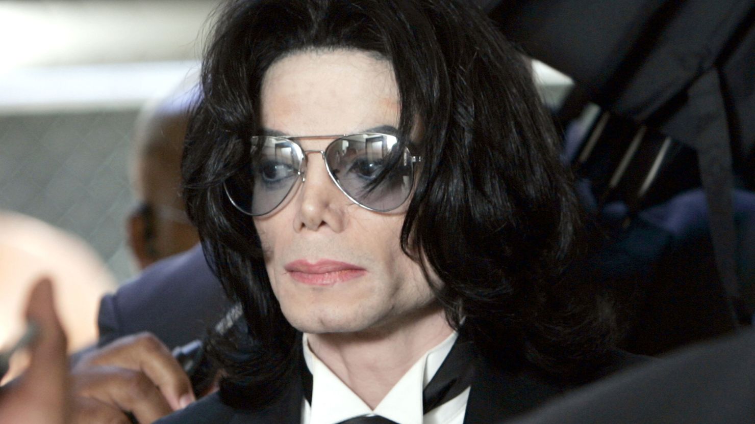 Michael Jackson preparing to enter the Santa Barbara County Superior Court to hear the verdict read in his child molestation case June 13, 2005 in Santa Maria, California.