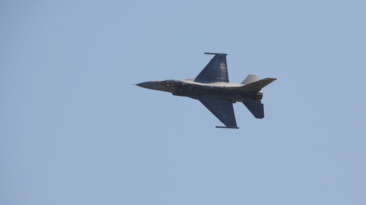 Изтребител F-16 участва на авиошоу в Хюстън, Съединените щати, на 10 октомври 2020 г.