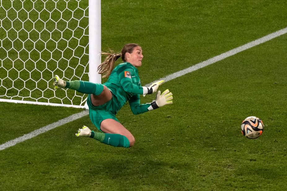 English goalkeeper Mary Earps saves a Jennifer Hermoso penalty during the second half.