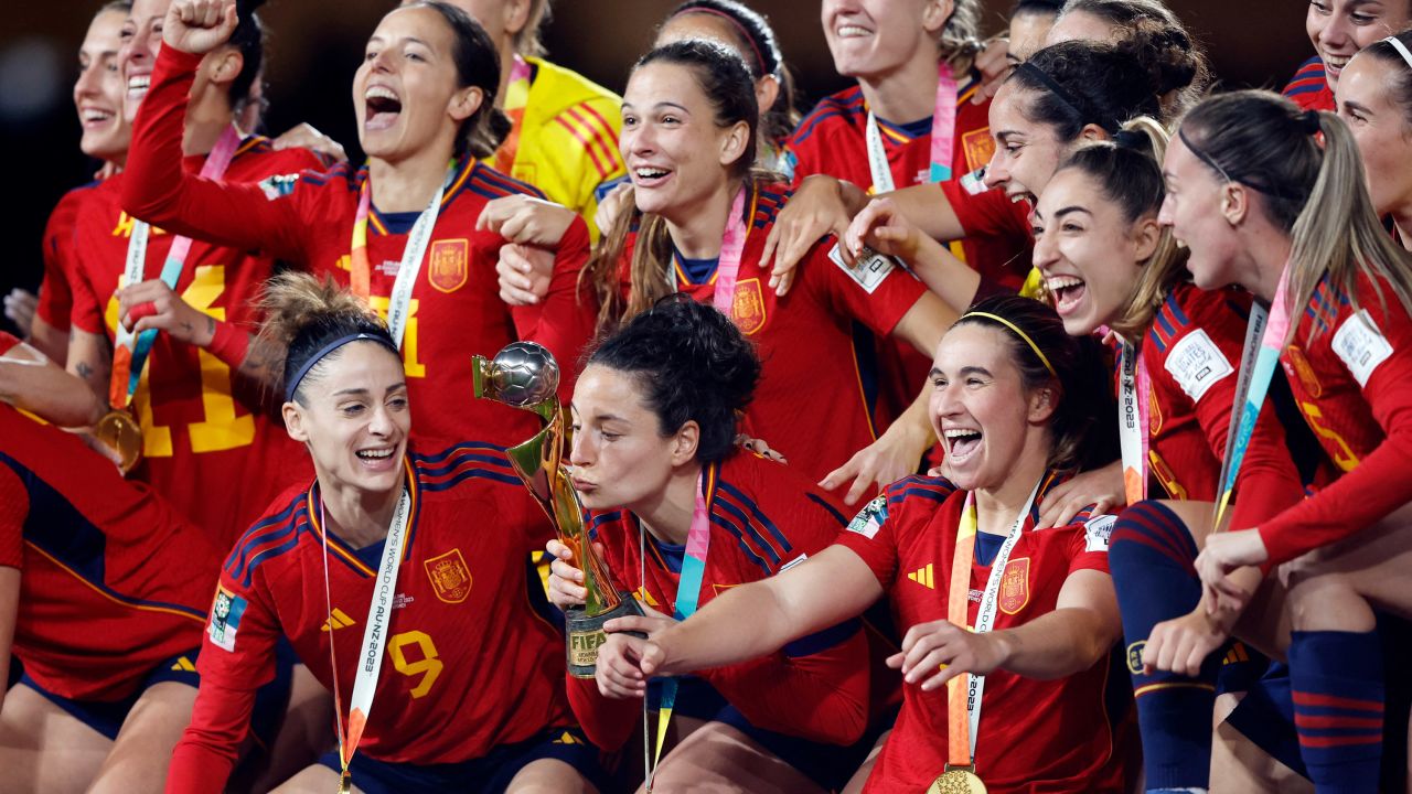 Soccer Football - FIFA Women's World Cup Australia and New Zealand 2023 - Final - Spain v England - Stadium Australia, Sydney, Australia - August 20, 2023
Spain players celebrate with the trophy after winning the World Cup REUTERS/Amanda Perobelli