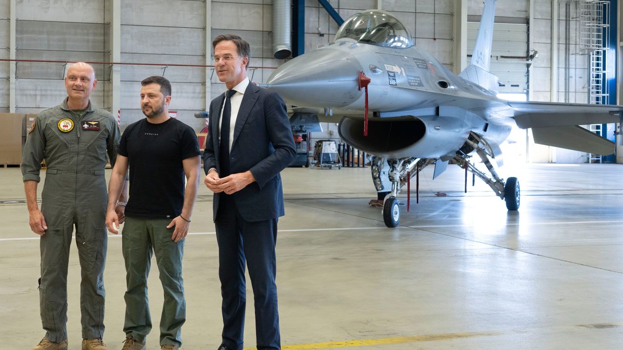 Ukrainian President Volodymyr Zelensky and Dutch caretaker Prime Minister Mark Rutte in front of an F-16 fighter jet in Eindhoven, the Netherlands, on Sunday. 