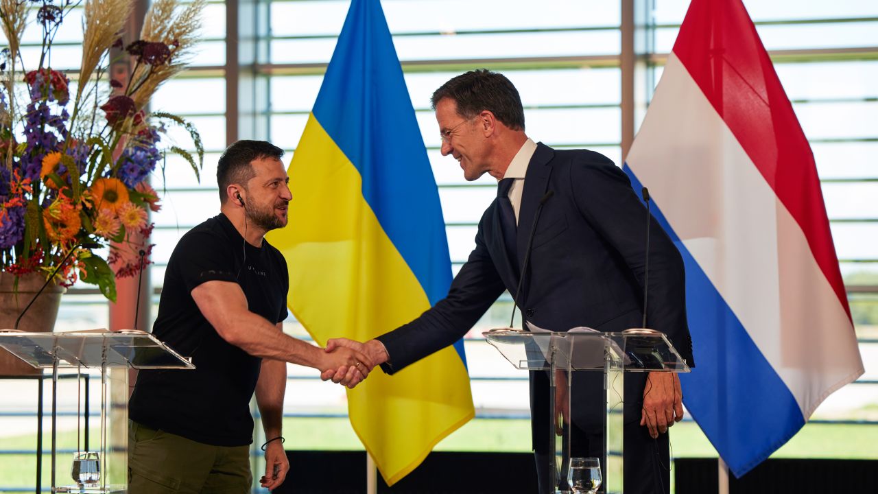 Volodymyr Zelenskiy shakes hands with Mark Rutte.