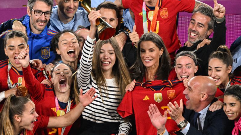Испанската кралица празнува победата на страната на Световната купа, докато британските кралски особи остават вкъщи