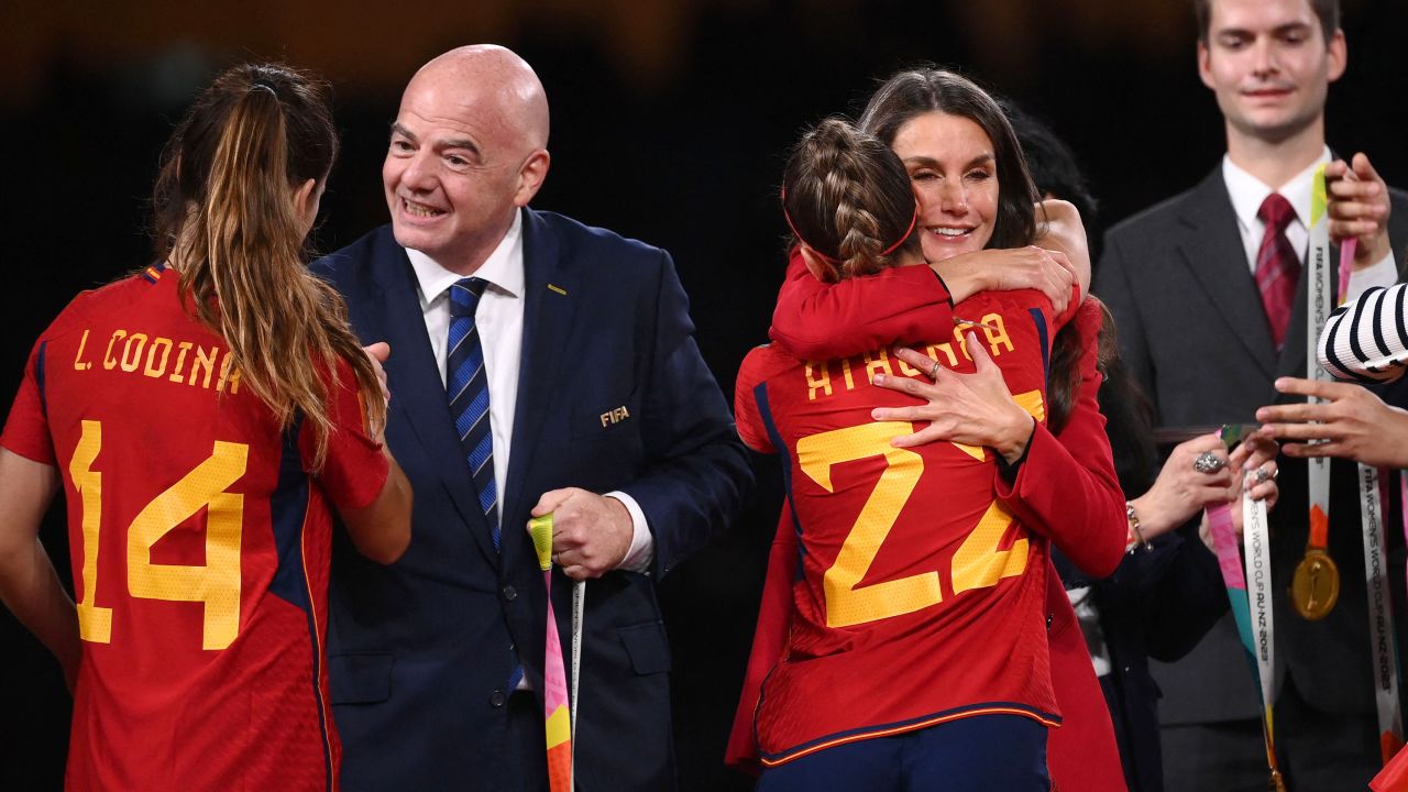 Президентът на ФИФА Джани Инфантино (вляво) и кралица Летисия от Испания (2-ри дясно) поздравяват защитника на Испания Лая Кодина и нападателя Атенеа дел Кастило.