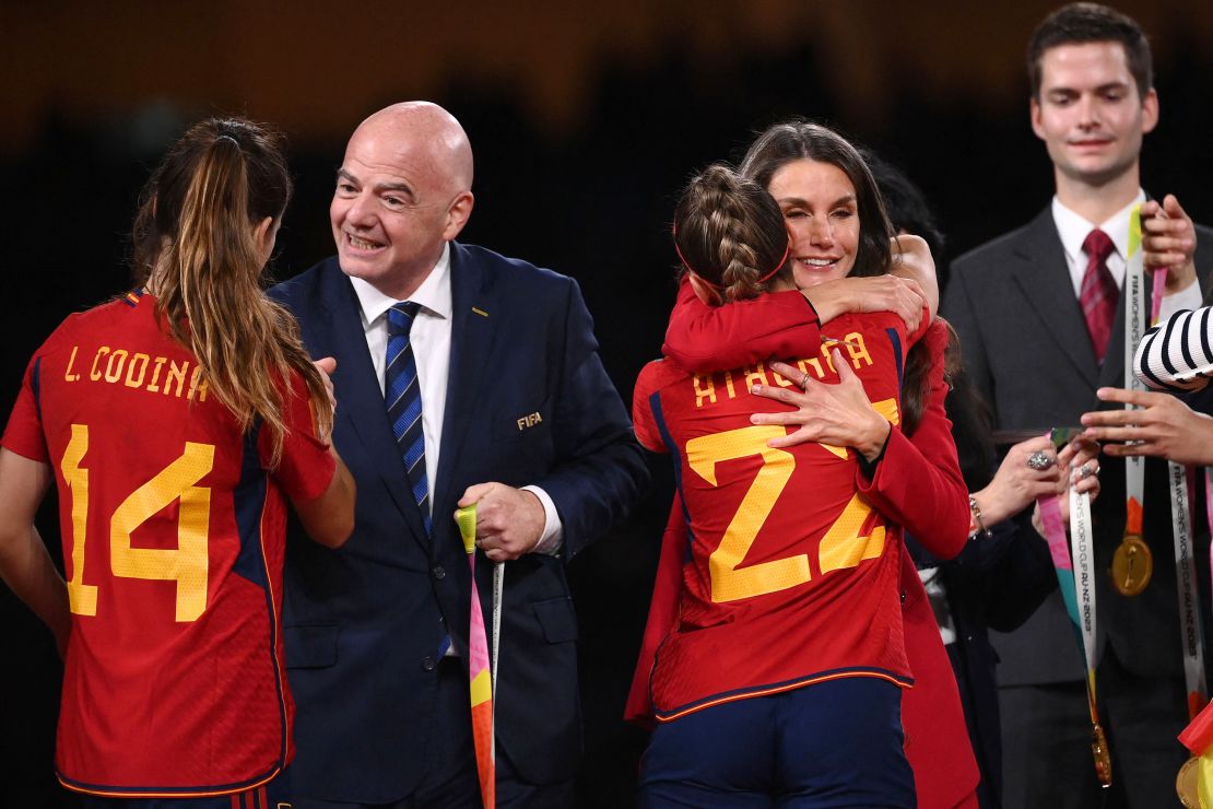 FIFA President Gianni Infantino (L) and Queen Letizia of Spain (2nd R) congratulate Spain's defender Laia Codina and forward Athenea del Castillo.