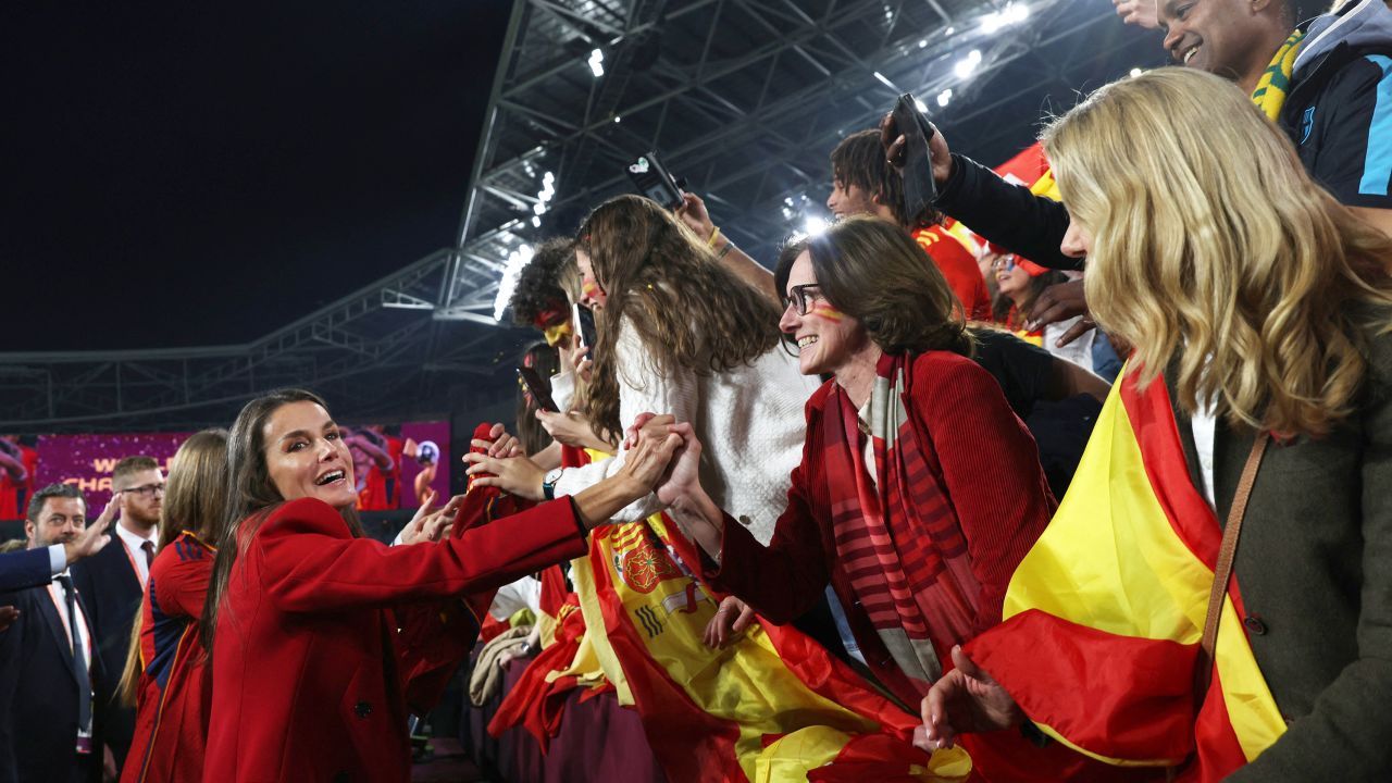 Кралица Летисия празнува с испански фенове, след като Испания спечели финала на Световната купа за жени.