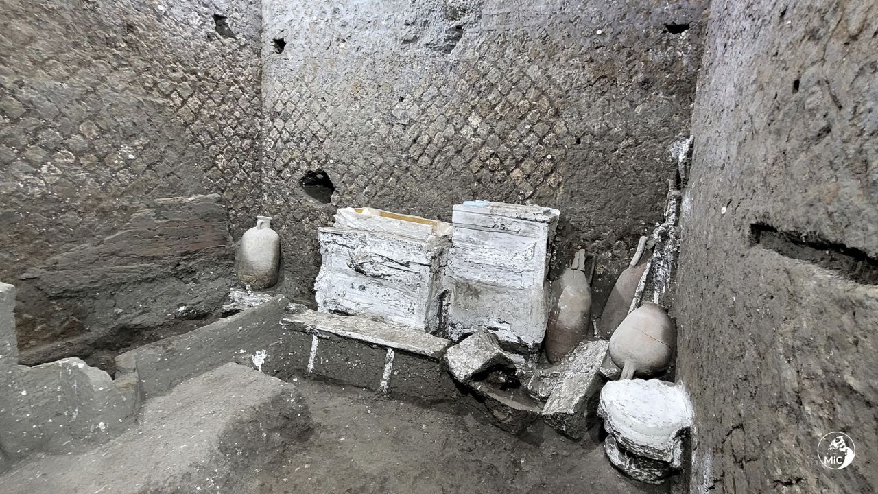 Небольшая спальня, которая почти наверняка использовалась рабами, изображена после того, как она была обнаружена археологами на римской вилле недалеко от Помпеи.