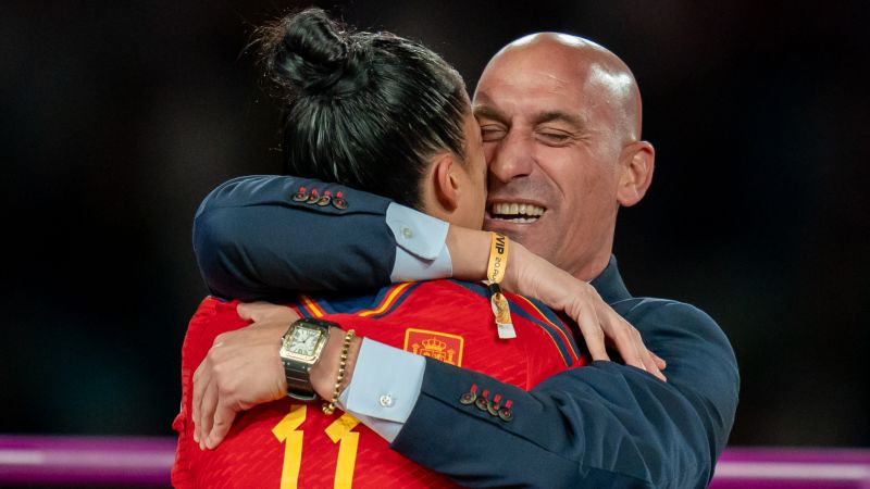 Луис Рубиалес: Испанският футболен президент е изправен пред критики, след като даде изненадваща целувка на победителката от Световната купа Дженифър Ермосо по устните след спечелването на златото