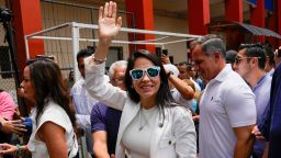  Кандидатът за президент Луиза Гонсалес от политическото придвижване „ Гражданска гражданска война “ маха при идването си в изборна секция в Гуаякил, Еквадор, неделя, 20 август 2023 година Изборите бяха свикани, откакто президентът Гийермо Ласо разпусна Националното заседание с декрет през май, с цел да избягвайте да бъдете импийчмънт. (AP Photo/Martin Mejia)