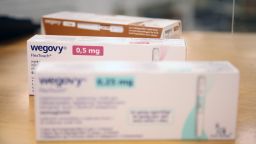 Пакети от лекарството за отслабване "Wegovy" от компанията Novo Nordisk лежи на щанда за продажба в датска аптека на 28 юни в Копенхаген, Дания. class=