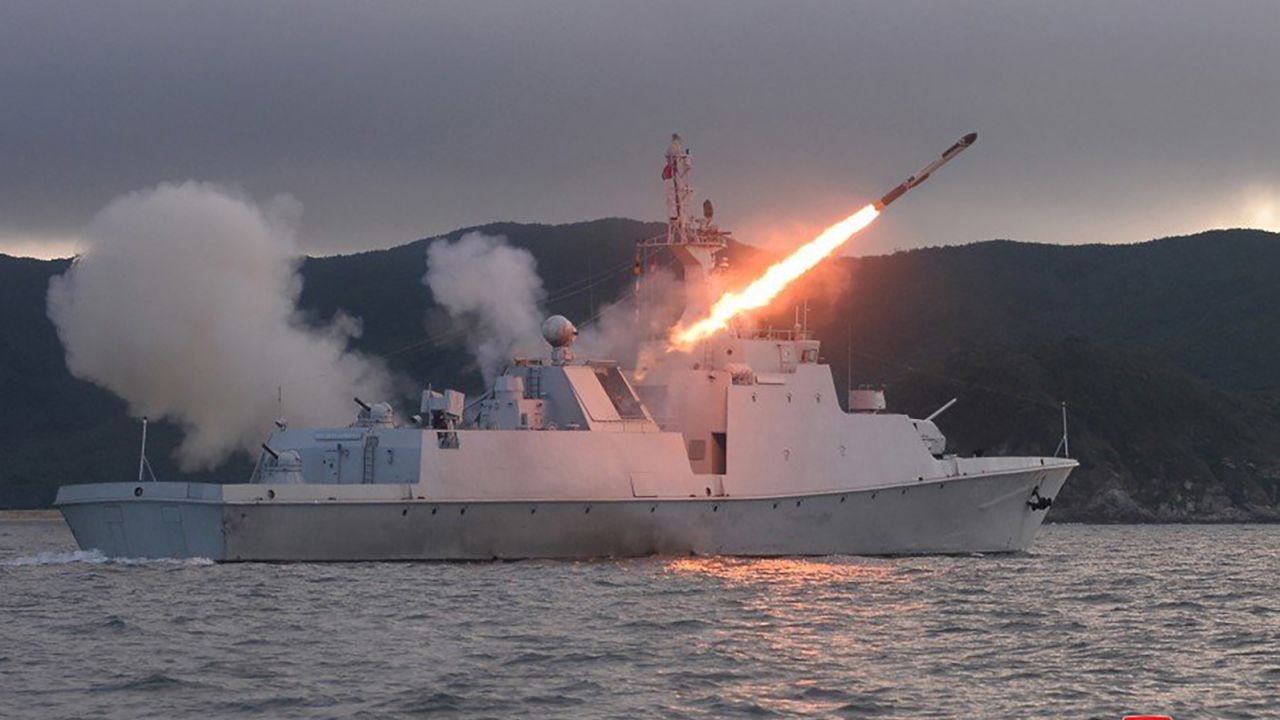 Lanzamiento de un misil de crucero desde un patrullero perteneciente a la Flota del Mar del Este de la Armada de Corea del Norte.