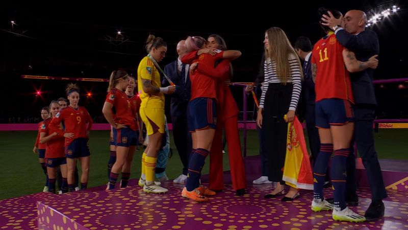 Luisas Rubialesas: Ispanijos futbolo prezidentas atsiprašo už nepageidautiną pabučiavimą moterų pasaulio taurės laimėtojui į lūpas
