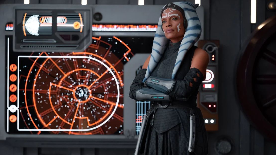 Ahsoka regresa, esta vez en acción real como una ex Jedi estoica que lucha por ser una mejor maestra para su padawan que lo que fue Anakin para ella.