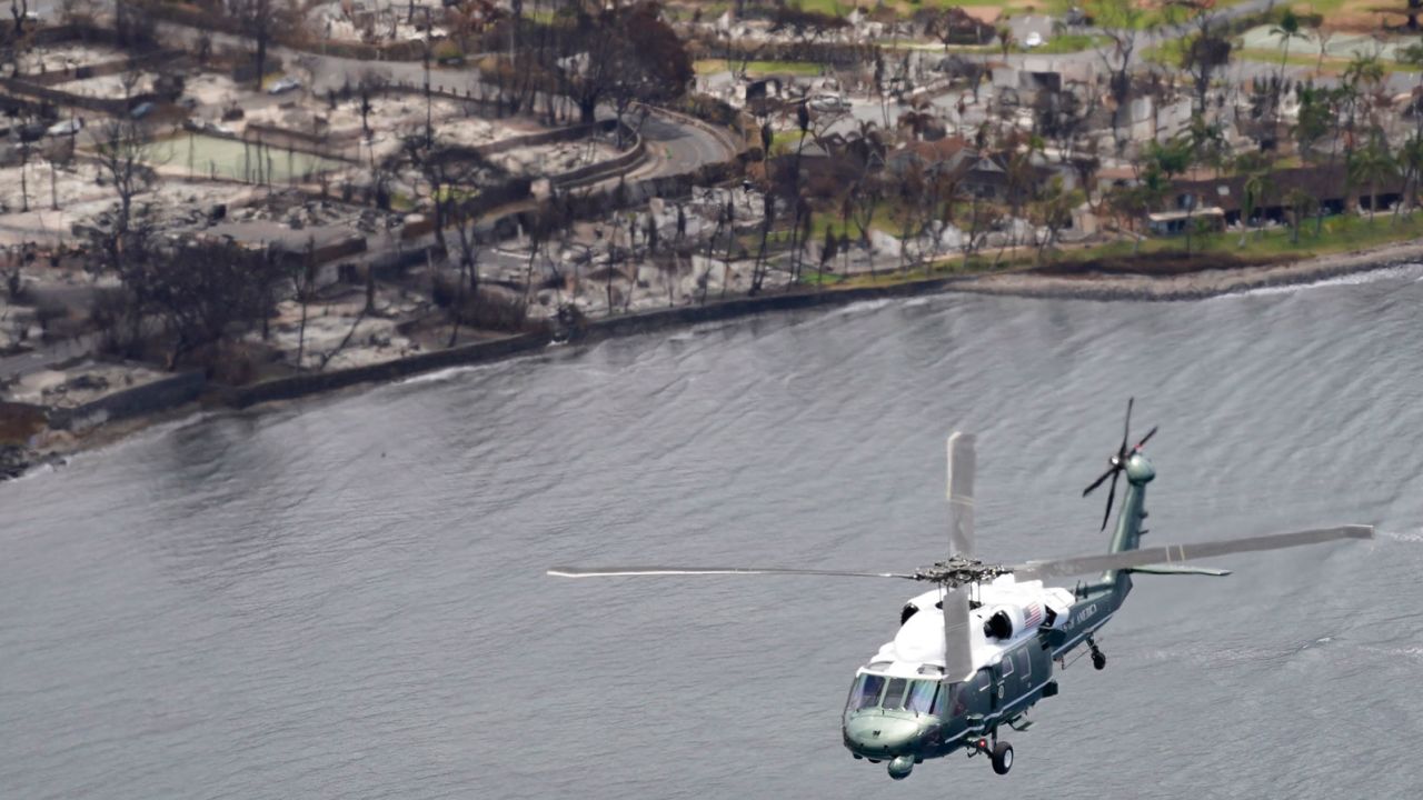 O presidente Joe Biden e a primeira-dama Jill Biden fazem um tour aéreo pelos incêndios florestais de Maui em Lahaina, Havaí, no Marine One. 
