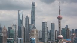 Общо изглед отгоре на силуета от Lujiazui и река Huangpu в Шанхай, Китай е заснет на 7 август 2023 г.