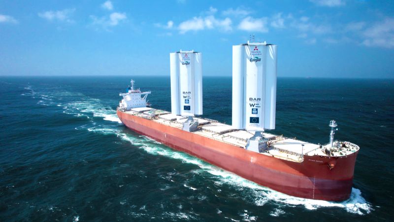 Egy szélenergiával hajtott teherhajó halad, hogy környezetbarátabbá tegye a hajózást