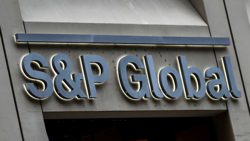 NextImg:S&P downgrades five US banks following Moody's lead | CNN Business