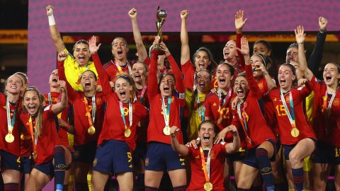 Soccer Football - FIFA Women's World Cup Australia and New Zealand 2023 - Final - Spain v England - Stadium Australia, Sydney, Australia - August 20, 2023Spain players celebrate with the trophy after winning the World Cup REUTERS/Carl Recine