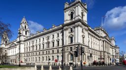  Англия, Лондон, Уестминстър, Уайтхол, сградата на Министерството на финансите на HM на ъгъла на Парламентарния площад и Парламентарната улица. (Снимка от: Steve Vidler/Prisma от Dukas/Universal Images Group чрез Getty Images)