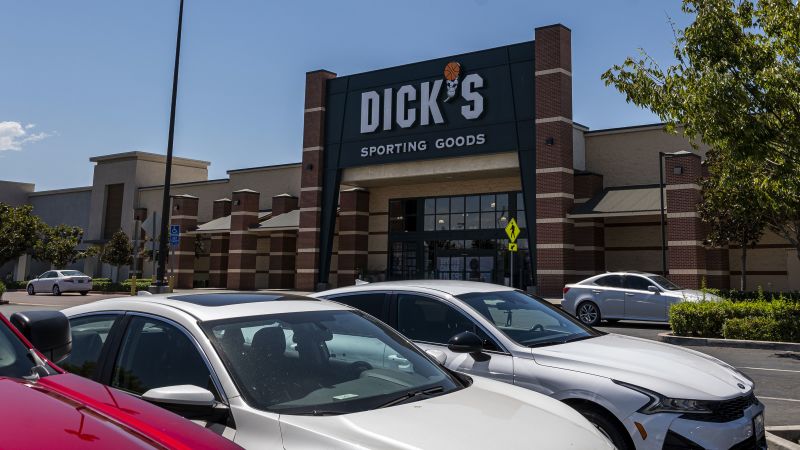 Read more about the article Dick’s Sporting Goods blames ‘increasingly serious’ theft problem for profit plunge – CNN
