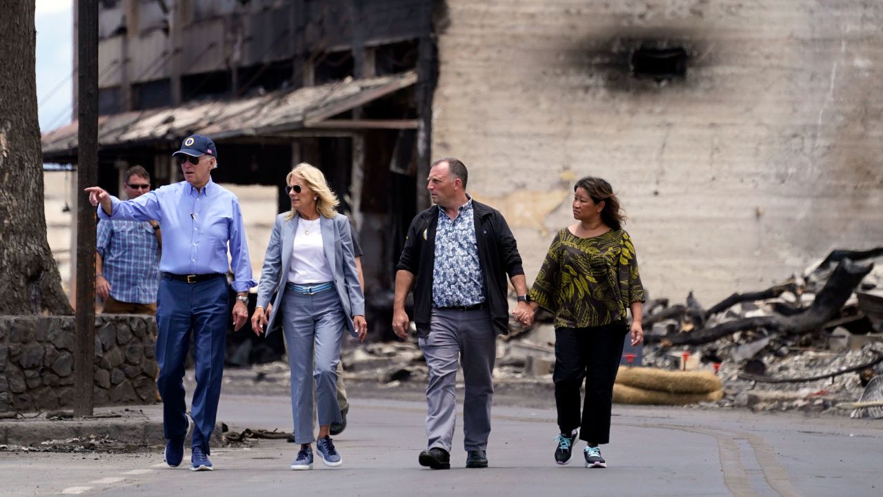 O presidente Joe Biden e a primeira-dama Jill Biden visitaram áreas devastadas pelos incêndios florestais de Maui em Lahaina, Havaí, com o governador do Havaí, Josh Green, e sua esposa Jaime Green, na segunda-feira.