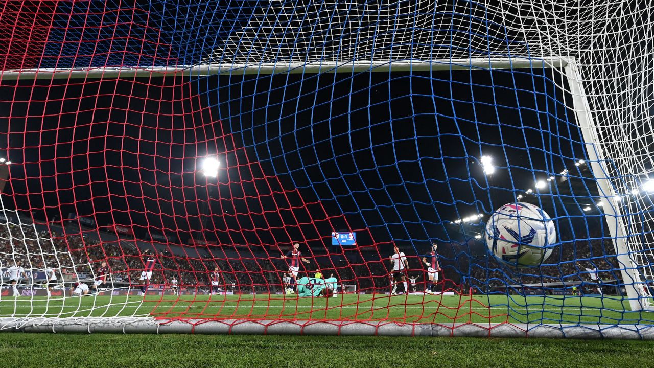 BOLOGNA, ITALY - AUGUST 21: Christian Pulisic of AC Milan scores his team second goal during the Serie A TIM match between Bologna FC and AC Milan at Stadio Renato Dall'Ara on August 21, 2023 in Bologna, Italy. (Photo by Alessandro Sabattini/Getty Images)