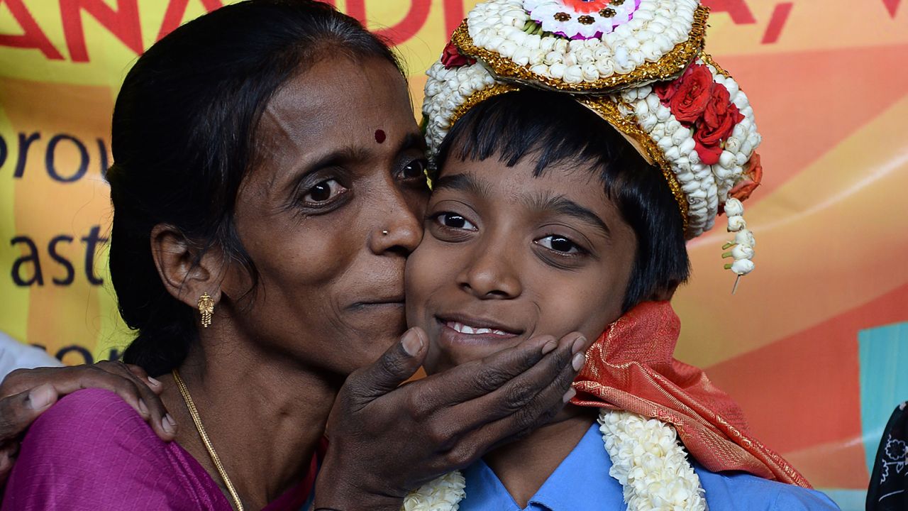 Il prodigio indiano degli scacchi Rameshbabu Prajnananda, allora dodicenne, sorride con sua madre Nagalakshmi a Chennai il 26 giugno 2018. 