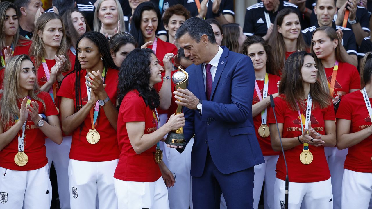 Националният отбор на Испания се срещна с министър-председателя на страната Педро Санчес в двореца Монклоа в Мадрид.