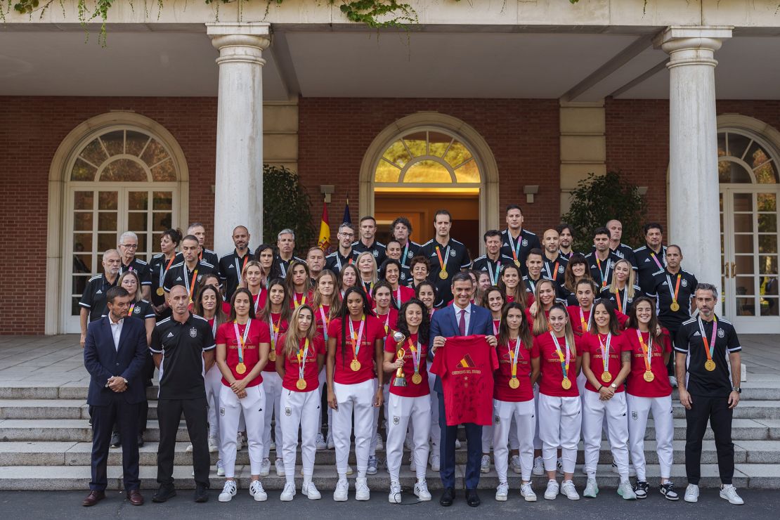 The team has a photo taken with Spanish Prime Minister Pedro Sánchez.