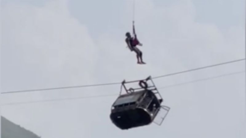 Pakistaanse kabelbaan: kinderen zaten 900 voet in de lucht vast toen de kabel brak in het noordwesten van het land