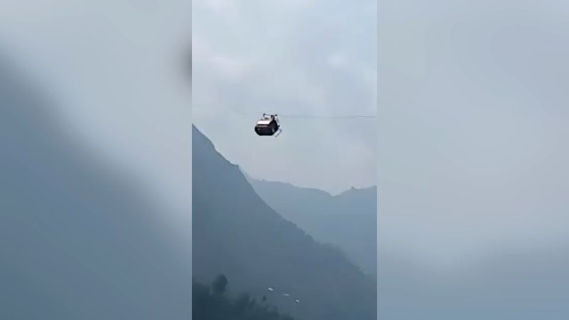 التلفريك الباكستاني: حوصر الأطفال على ارتفاع 900 قدم في الهواء عندما انقطع الكابل في شمال غرب البلاد