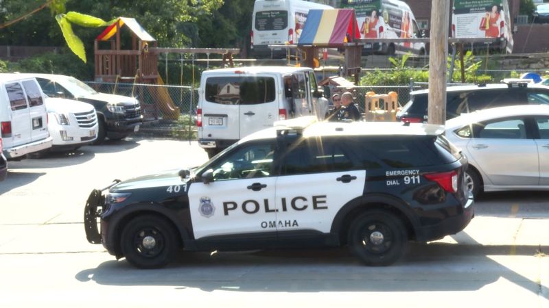 Служител, арестуван, след като 1-годишно дете почина в микробус за детска градина в Небраска