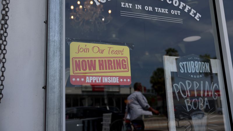 Въпреки ревизията надолу от 306 000 работни места, пазарът на труда в САЩ все още е горещ