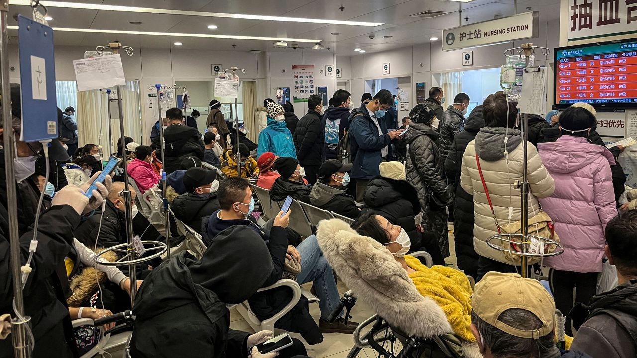 Orang-orang menunggu di unit gawat darurat sebuah rumah sakit di Beijing di tengah lonjakan kasus Covid-19 pada awal tahun. 